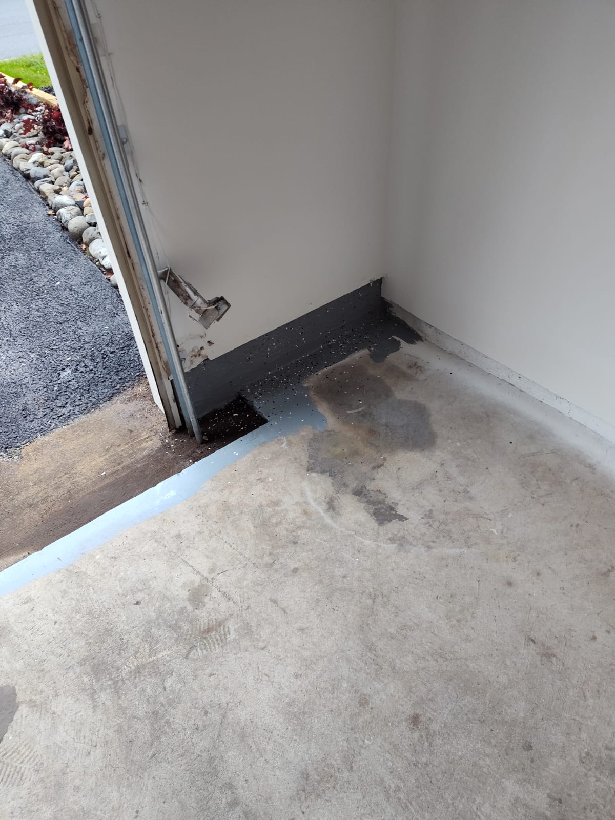 This is Ryan garage epoxy job (7)
