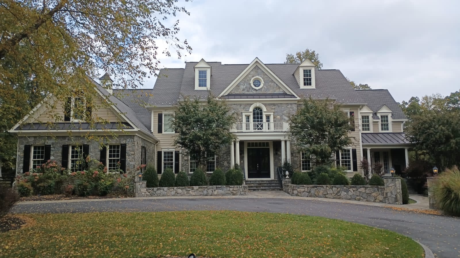 This project is for Lewis finally power wash the exterior house repair all riding wood primer and paint the exterior house (1)